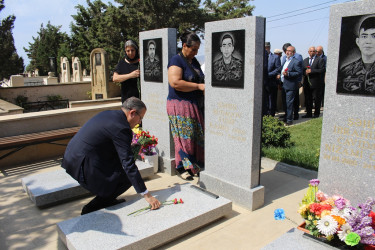 Şəhid Əliyev Fərid Pirəli oğlunun doğum günü münasibətilə məzarı ziyarət olundu