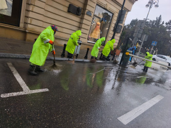 Səbail rayonunun küçə və prospektlərində yağış sularının kənarlaşdırılması üçün kompleks tədbirlər həyata keçirilir