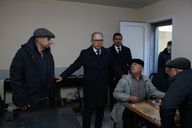 Rayon İcra Hakimiyyətinin başçısı Heydər Əliyev parkında sakinlərlə görüş keçirib