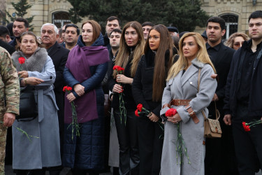Səbail rayon ictimaiyyəti Xocalı faciəsi qurbanlarının xatirəsinə ucaldılmış abidəni ziyarət etmişlər