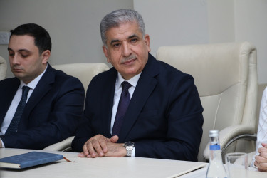 Rayon İcra Hakimiyyətinin başçısı Vuqar Zeynalov RİHBA-nın sektor müdiri Qabil Vahidovu yubileyi münasibətilə təbrik etmişdir