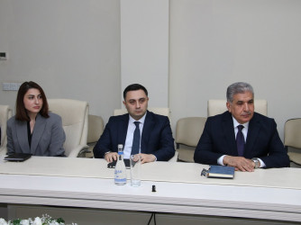 Rayon İcra Hakimiyyətinin başçısı Vuqar Zeynalov RİHBA-nın sektor müdiri Qabil Vahidovu yubileyi münasibətilə təbrik etmişdir