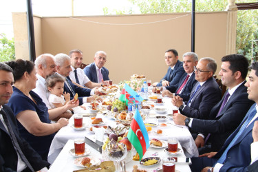 Rayon İcra Hakimiyyətinin başçısı ADA Universitetinə qəbul olan şəhid qızının ailəsini ziyarət edib
