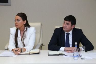 Səbail Rayon İcra Hakimiyyətində rəqəmsal inkişaf və idarəetmənin elektronlaşdırılmasına dair müşavirə keçirilib