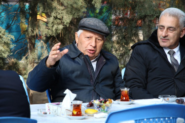 Rayon İcra Hakimiyyətinin başçısı Heydər Əliyev parkında sakinlərlə görüş keçirib