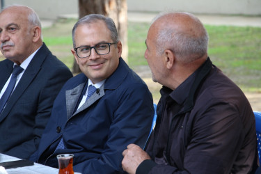 Rayon İcra Hakimiyyətinin başçısı Heydər Əliyev parkında sakinlərlə görüş keçirib