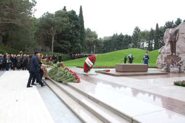 Səbail Rayon İcra Hakimiyyətinin başçısı və kollektivi Ulu Öndər Heydər Əliyevin məzarını ziyarət ediblər