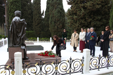 Səbail rayonunda akademik Zərifə xanım Əliyevanın anadan olmasının 103-cü ildönümü ilə əlaqədar xatirəsi anıldı