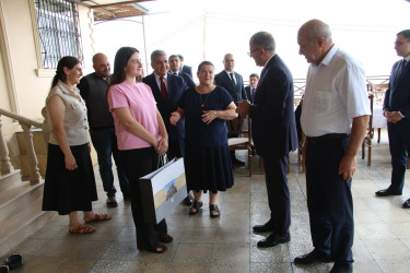 Rayon İcra Hakimiyyətinin başçısı ADA Universitetinə qəbul olan şəhid qızının ailəsini ziyarət edib