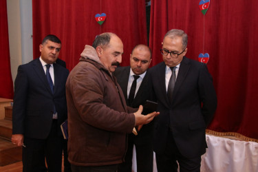 Rayon İcra Hakimiyyətinin başçısı Badamdar qəsəbəsində sakinlərlə səyyar görüş keçirib