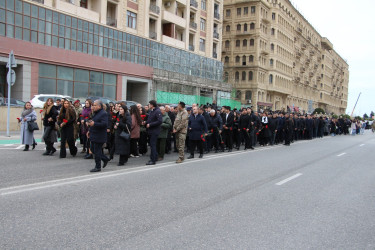 Səbail rayon ictimaiyyəti Xocalı faciəsi qurbanlarının xatirəsinə ucaldılmış abidəni ziyarət etmişlər