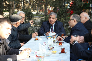 Rayon İcra Hakimiyyətinin başçısı Heydər Əliyev parkında sakinlərlə görüş keçirib