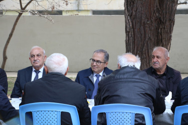 Rayon İcra Hakimiyyətinin başçısı Heydər Əliyev parkında sakinlərlə görüş keçirib