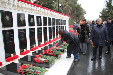 20 Yanvar faciəsinin 36-cı ildönümü ilə əlaqədar Səbail Rayon İcra Hakimiyyətinin başçısı və kollektivi Şəhidlər xiyabanını ziyarət ediblər