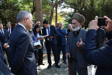 Rayon İcra Hakimiyyətinin başçısı Badamdar qəsəbəsində sakinlərlə səyyar görüş keçirib