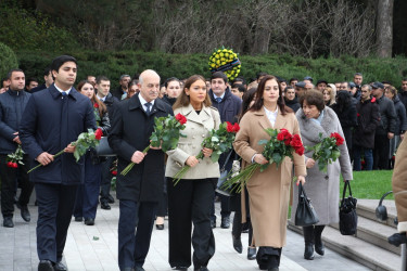 Səbail Rayon İcra Hakimiyyətinin başçısı və kollektivi Ulu Öndər Heydər Əliyevin məzarını ziyarət ediblər