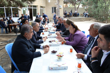 Rayon İcra Hakimiyyətinin başçısı Heydər Əliyev parkında sakinlərlə görüş keçirib