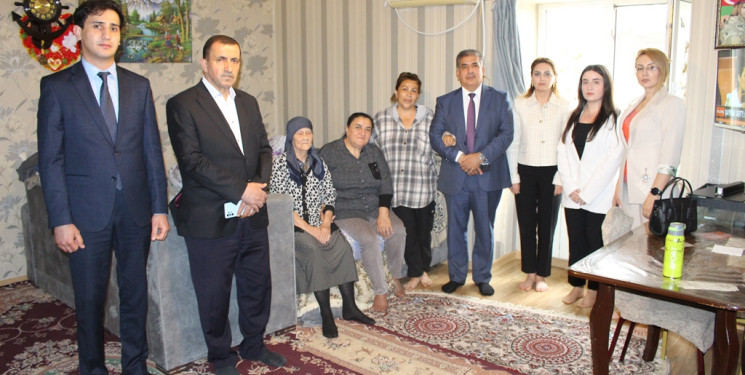 Şəhid Fikrət Həzrətquliyevin ailə üzvləri Rayon İcra Hakimiyyəti başçısı aparatının əməkdaşları tərəfindən ziyarət olundu