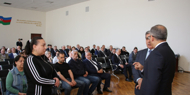 Rayon İcra Hakimiyyətinin başçısı Badamdar qəsəbəsində sakinlərlə səyyar görüş keçirib
