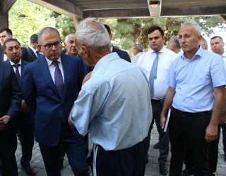 Rayon İcra Hakimiyyətinin başçısı tərəfindən Fəhlə əlləri parkında sakinlərlə səyyar görüş keçirilib