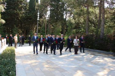 15 İyun – Milli Qurtuluş Günü münasibətilə Fəxri xiyabanda Ümummilli Lider Heydər Əliyevin məzarı ziyarət olunub