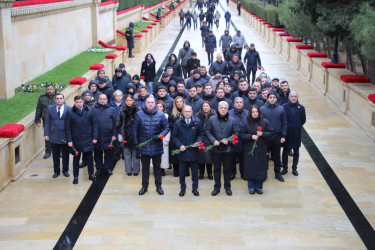 20 Yanvar faciəsinin 36-cı ildönümü ilə əlaqədar Səbail Rayon İcra Hakimiyyətinin başçısı və kollektivi Şəhidlər xiyabanını ziyarət ediblər