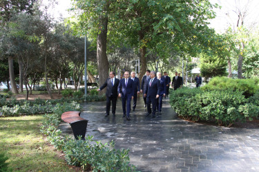 Rayon İcra Hakimiyyətinin başçısı Qafur Məmmədovun adını daşıyan parka baxış keçirmiş və sakinlərin müraciətlərini dinləmişdir