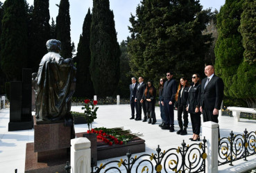 Azərbaycan Respublikasının Prezidenti cənab İlham Əliyev, birinci xanım Mehriban Əliyeva və ailə üzvləri Ulu Öndər Heydər Əliyevin Fəxri xiyabanda məzarını ziyarət ediblər