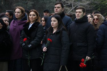 Səbail rayon ictimaiyyəti Xocalı faciəsi qurbanlarının xatirəsinə ucaldılmış abidəni ziyarət etmişlər