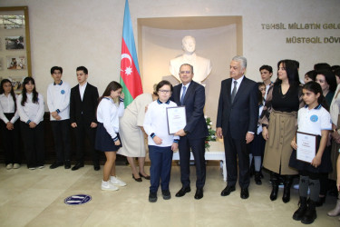 Rayon İcra Hakimiyyəti başçısı tərəfindən 6 nömrəli məktəb-liseyin şagirdləri Fəxri Fərmanlarla təltif olundu