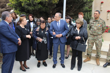 Rayon İcra Hakimiyyətinin başçısı “Azərbaycan Bayrağı” ordenli şəhid Bakir Quliyevin ailə üzvlərini ziyarət etdi