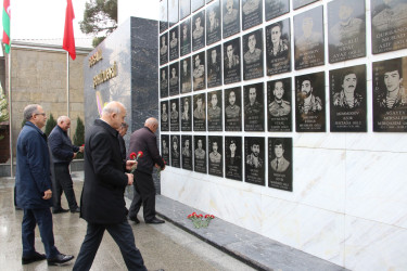 Rayon İcra Hakimiyyətinin başçısı “Şəhidlər" abidəsini ziyarət etmişdir