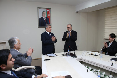 Rayon İcra Hakimiyyətinin başçısı Vuqar Zeynalov RİHBA-nın sektor müdiri Qabil Vahidovu yubileyi münasibətilə təbrik etmişdir