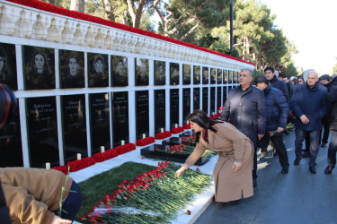 20 Yanvar faciəsinin 35-ci ildönümü ilə əlaqədar Səbail rayon ictimaiyyət nümayəndələri Şəhidlər xiyabanını ziyarət ediblər