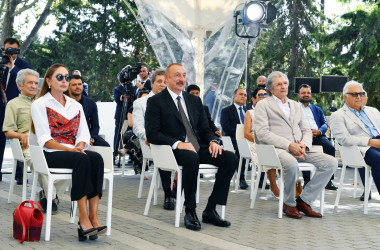 Bakının Dənizkənarı Milli Parkında dünyaşöhrətli müğənni Müslüm Maqomayevin abidəsinin açılışı olub