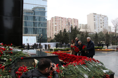 Səbail rayon ictimaiyyəti Xocalı faciəsi qurbanlarının xatirəsinə ucaldılmış abidəni ziyarət etmişlər