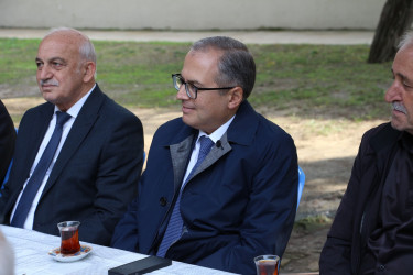 Rayon İcra Hakimiyyətinin başçısı Heydər Əliyev parkında sakinlərlə görüş keçirib