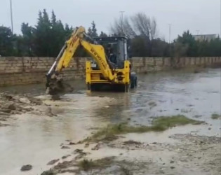 Səbail rayonunun küçə və prospektlərində yağış sularının kənarlaşdırılması üçün kompleks tədbirlər həyata keçirilir