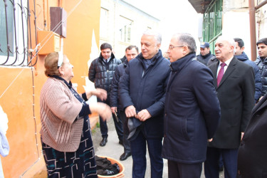 Rayon İcra Hakimiyyətinin başçısı 20-ci sahə yaşayış massivində yeni asfalt örtüyü çəkilmiş küçələrə baxış keçirmiş, sakinlərin müraciətlərini dinləmişdir