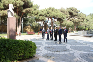 Rayon İcra Hakimiyyətinin başçısı Heydər Əliyev parkında sakinlərlə görüş keçirib