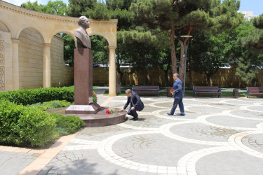 15 iyun - Milli Qurtuluş Günü ilə əlaqədar Ümummilli Lider Heydər Əliyevin büstü ziyarət olunub