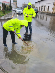 Səbail rayonunun küçə və prospektlərində yağış sularının kənarlaşdırılması üçün kompleks tədbirlər həyata keçirilir