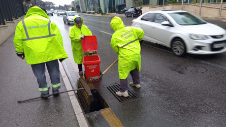 Səbail rayonunun küçə və prospektlərində yağış sularının kənarlaşdırılması üçün kompleks tədbirlər həyata keçirilir
