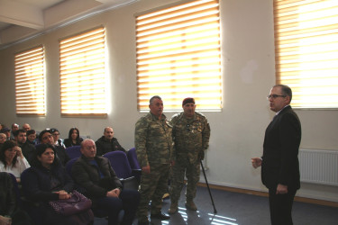 Rayon İcra Hakimiyyətinin başçısı 162 nömrəli tam orta məktəbdə sakinlərlə səyyar qəbul keçirmişdir