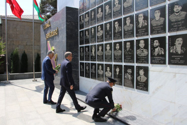 “2 İyul - Azərbaycan Polisi Günü” ilə əlaqədar "Şəhidlər" abidə kompleksi ziyarət olunmuşdur